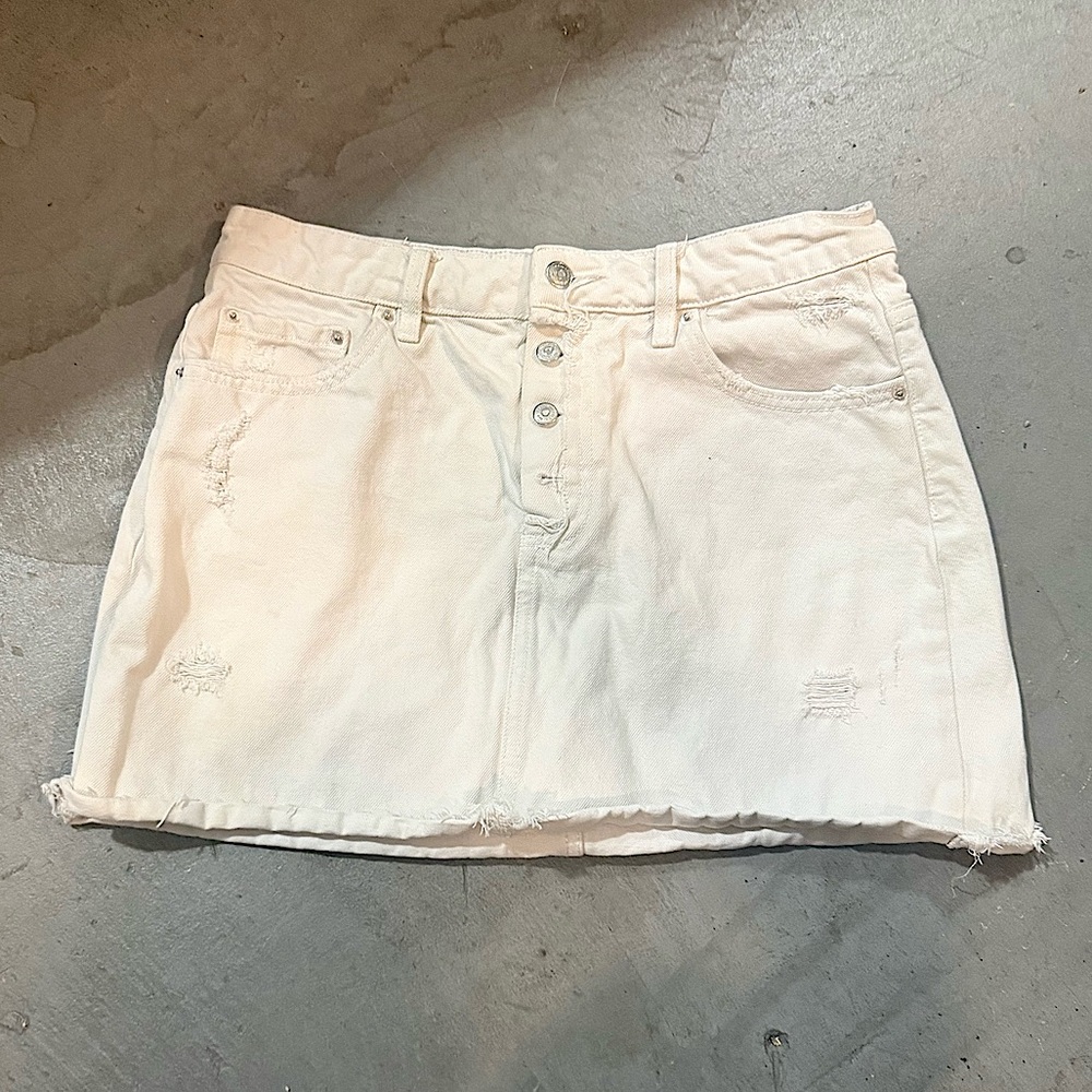 ZARA WOMENS HIGH-RISE DISTRESSED DENIM MINI SKIRT, SIZE MEDIUM, WHITE